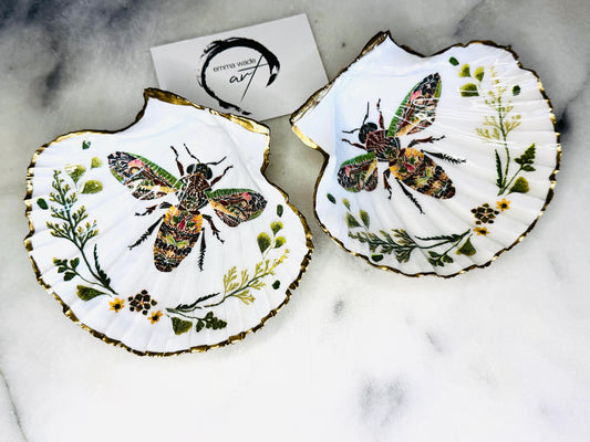 Bee Botanical Fern Shell Gift, Trinket scallop Shell dish gold finish, gold leaf trinket tray, shell scallop dish, Bee Nature lover shell bowl, decorative oyster shells, Fern Green Design key bowl, green and gold shell dish, Bee ring dish, golden trinket dish, bride shell dish, shell jewellery bowl, decoupaged earrings dish, shell art trinket, Fern shell gift, Gold shell trinket holder, beautiful sustainable packaging, shell jewellery dish, Emma Wade art, Proposal Ring Tray, Painted Key Bowl,