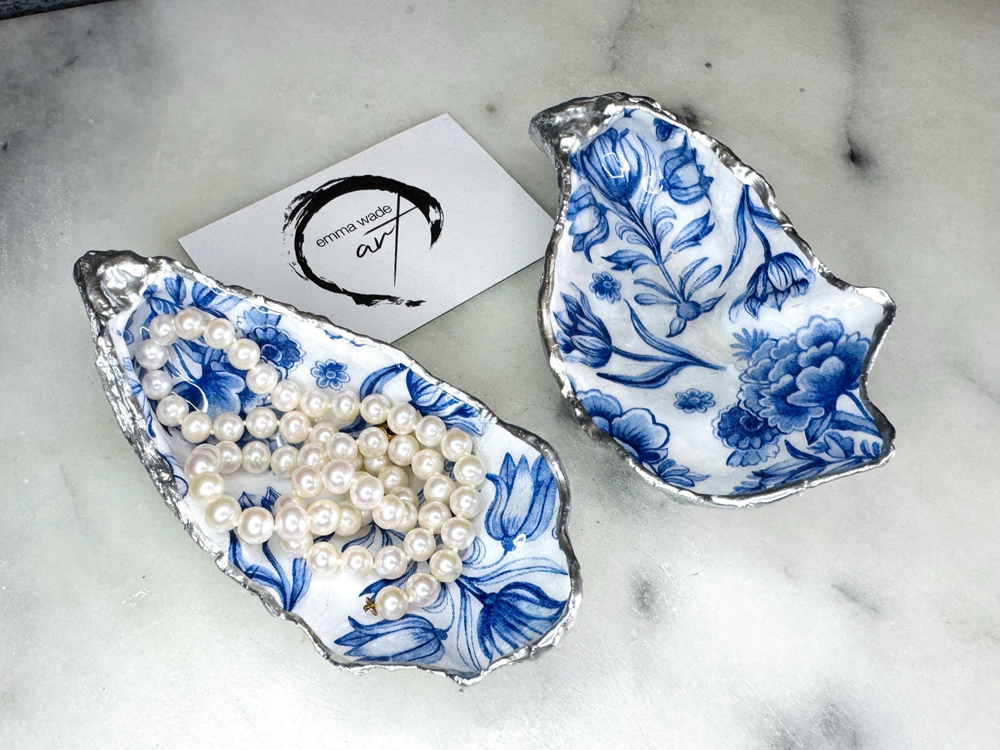 Delft Blue Floral silver or Gold Shell Gift, Trinket Oyster Shell dish gold finish, gold leaf trinket tray, shell oyster dish, Blue White shell bowl, decorative oyster shells, floral Blue key bowl, blue and gold shell dish, blue ring dish, golden trinket dish, bride shell dish, shell jewellery bowl, decoupaged earrings dish, shell art trinket, floral shell gift, silver leaf shell trinket holder, , shell jewellery dish, Emma Wade art, Proposal Ring Tray, handmade sustainable packaging