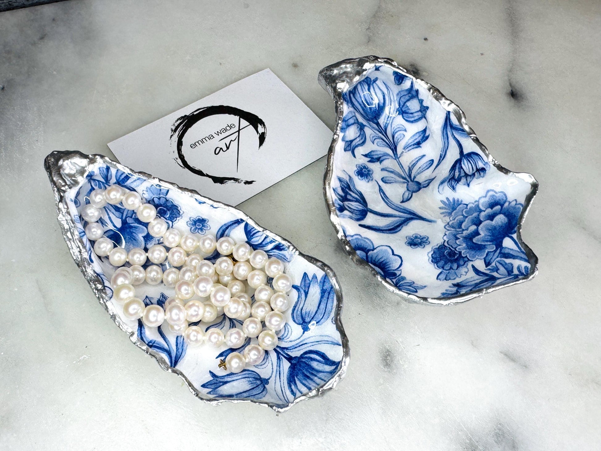 Delft Blue Floral silver or Gold Shell Gift, Trinket Oyster Shell dish gold finish, gold leaf trinket tray, shell oyster dish, Blue White shell bowl, decorative oyster shells, floral Blue key bowl, blue and gold shell dish, blue ring dish, golden trinket dish, bride shell dish, shell jewellery bowl, decoupaged earrings dish, shell art trinket, floral shell gift, silver leaf shell trinket holder, , shell jewellery dish, Emma Wade art, Proposal Ring Tray, handmade sustainable packaging