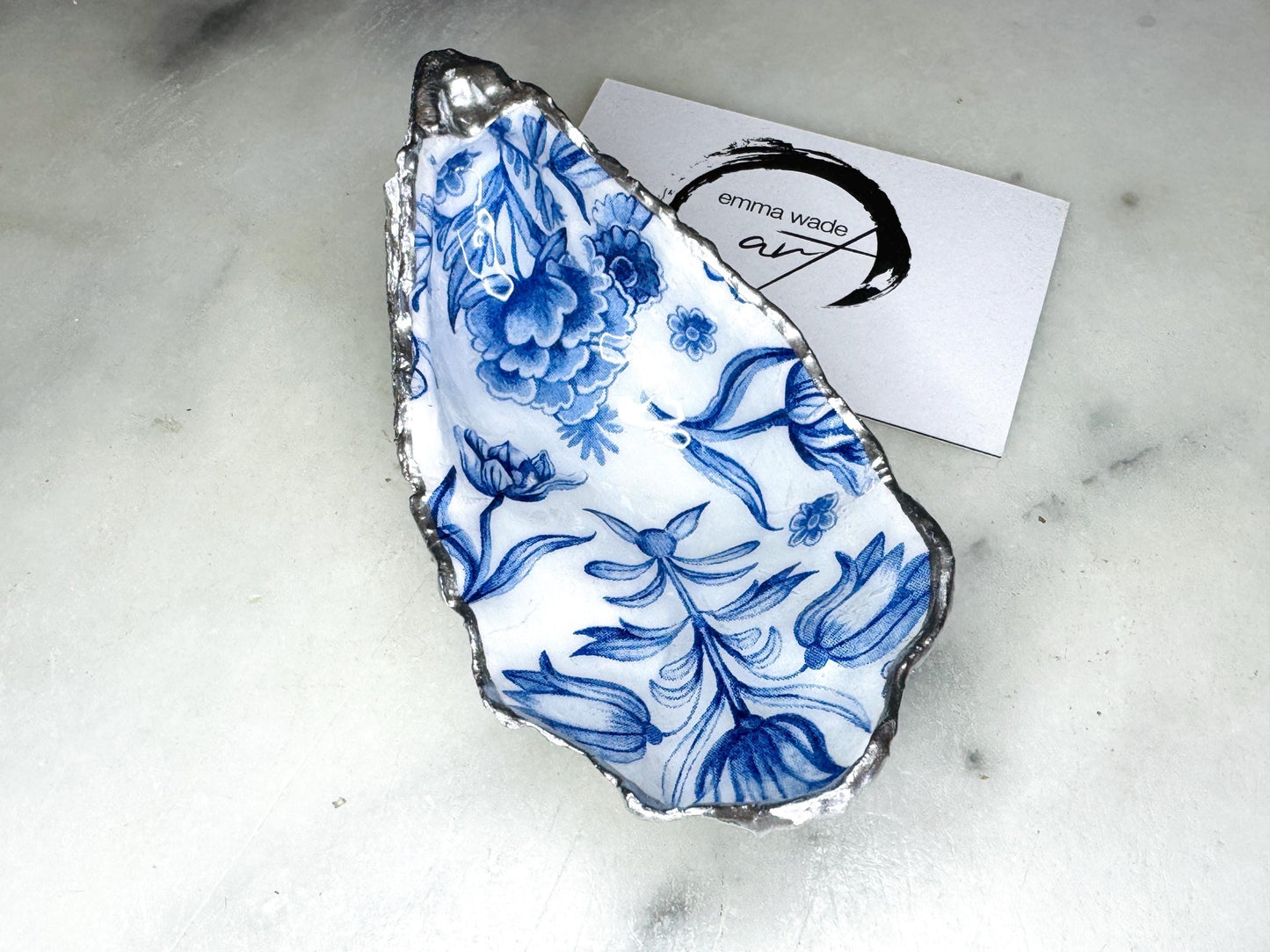 Delft Blue Floral silver or Gold Shell Gift, Trinket Oyster Shell dish gold finish, gold leaf trinket tray, shell oyster dish, Blue White shell bowl, decorative oyster shells, floral Blue key bowl, blue and gold shell dish, blue ring dish, golden trinket dish, bride shell dish, shell jewellery bowl, decoupaged earrings dish, shell art trinket, floral shell gift, silver leaf shell trinket holder, , shell jewellery dish, Emma Wade art, Proposal Ring Tray, sustainable packaging