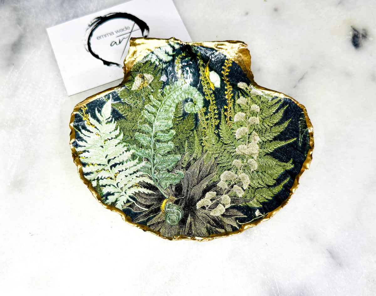 Handmade fern green scallop shell trinket dish with botanical forest fern design, gold leaf edging, and glossy resin finish. Natural Dorset shell jewellery dish inspired by woodland décor and cottagecore interiors, styled as a ring holder, trinket tray, or coastal nature-inspired gift.
