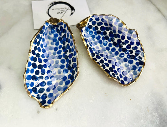 Handmade Emma Bridgewater Blue Dots oyster shell trinket dish, shown as a single jewellery tray with a blue and white dot pattern and hand-gilded gold leaf edges. Crafted from a natural Dorset oyster shell and sealed with glossy, crystal-clear resin. Coastal-inspired home decor, perfect for holding rings, earrings and small keepsakes, with each shell one of a kind and finished by hand.