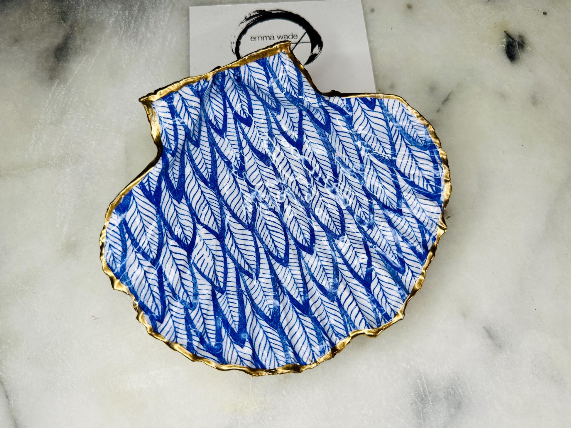 Blue Feathers Shell Gift, Trinket scallop Shell dish gold finish, gold leaf trinket tray, shell scallop dish, Blue Nature lover shell bowl, decorative scallop shells, Blue White Feather Design key bowl, blue and gold shell dish, Blue ring dish, golden trinket dish, bride shell dish, shell jewellery bowl, decoupaged earrings dish, shell art trinket, Blue shell gift, Gold shell trinket holder, painted shell with gold, shell jewellery dish, Emma Wade art, Proposal Ring Tray, Blue Painted Key Bowl,