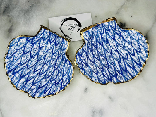 Blue Feathers Shell Gift, Trinket scallop Shell dish gold finish, gold leaf trinket tray, shell scallop dish, Blue Nature lover shell bowl, decorative scallop shells, Blue White Feather Design key bowl, blue and gold shell dish, Blue ring dish, golden trinket dish, bride shell dish, shell jewellery bowl, decoupaged earrings dish, shell art trinket, Blue shell gift, Gold shell trinket holder, painted shell with gold, shell jewellery dish, Emma Wade art, Proposal Ring Tray, Blue Painted Key Bowl,