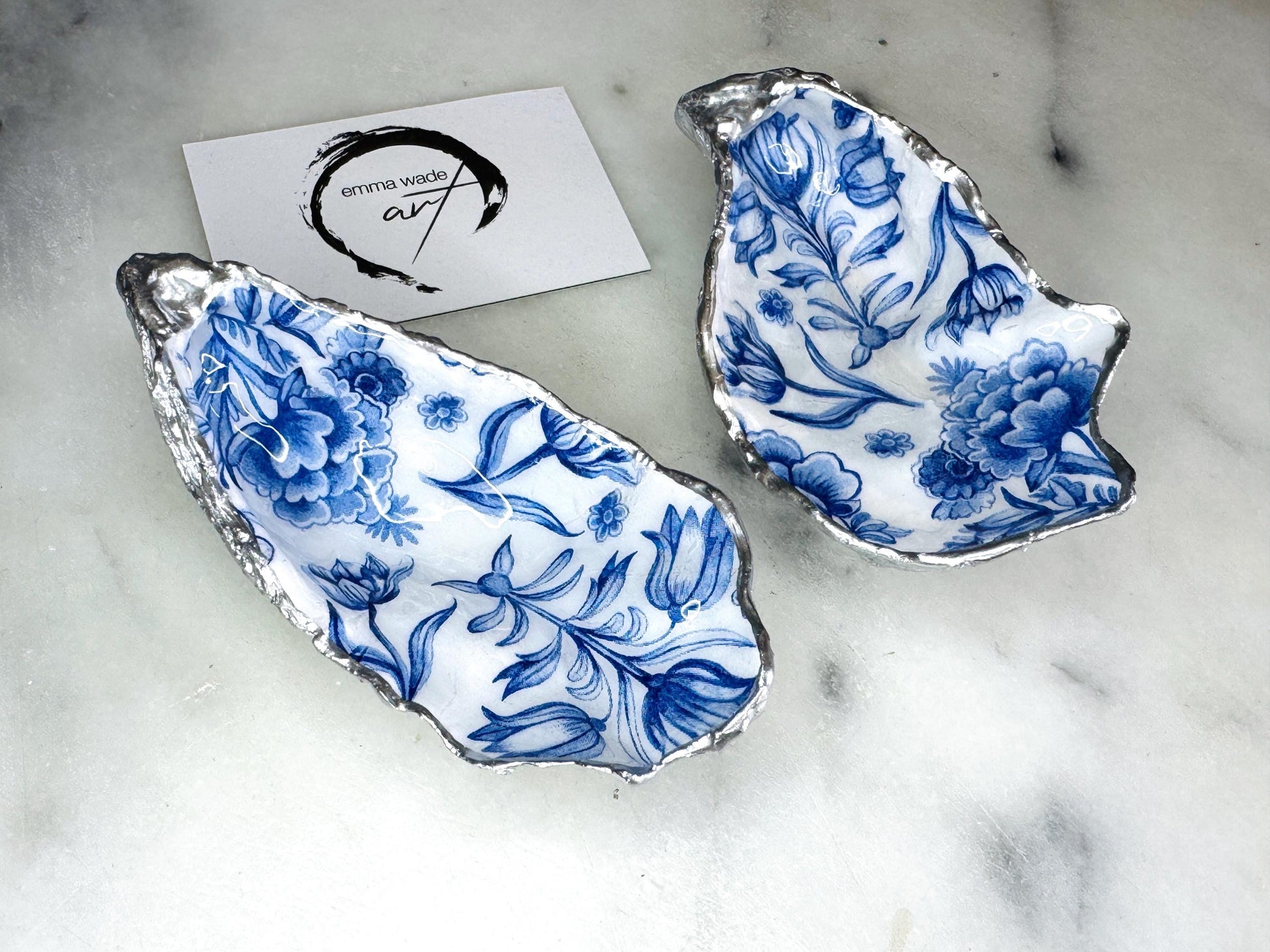 Delft Blue Floral silver or Gold Shell Gift, Trinket Oyster Shell dish gold finish, gold leaf trinket tray, shell oyster dish, Blue White shell bowl, decorative oyster shells, floral Blue key bowl, blue and gold shell dish, blue ring dish, golden trinket dish, bride shell dish, shell jewellery bowl, decoupaged earrings dish, shell art trinket, floral shell gift, silver leaf shell trinket holder, , shell jewellery dish, Emma Wade art, Proposal Ring Tray, Blue Painted Key Bowl,