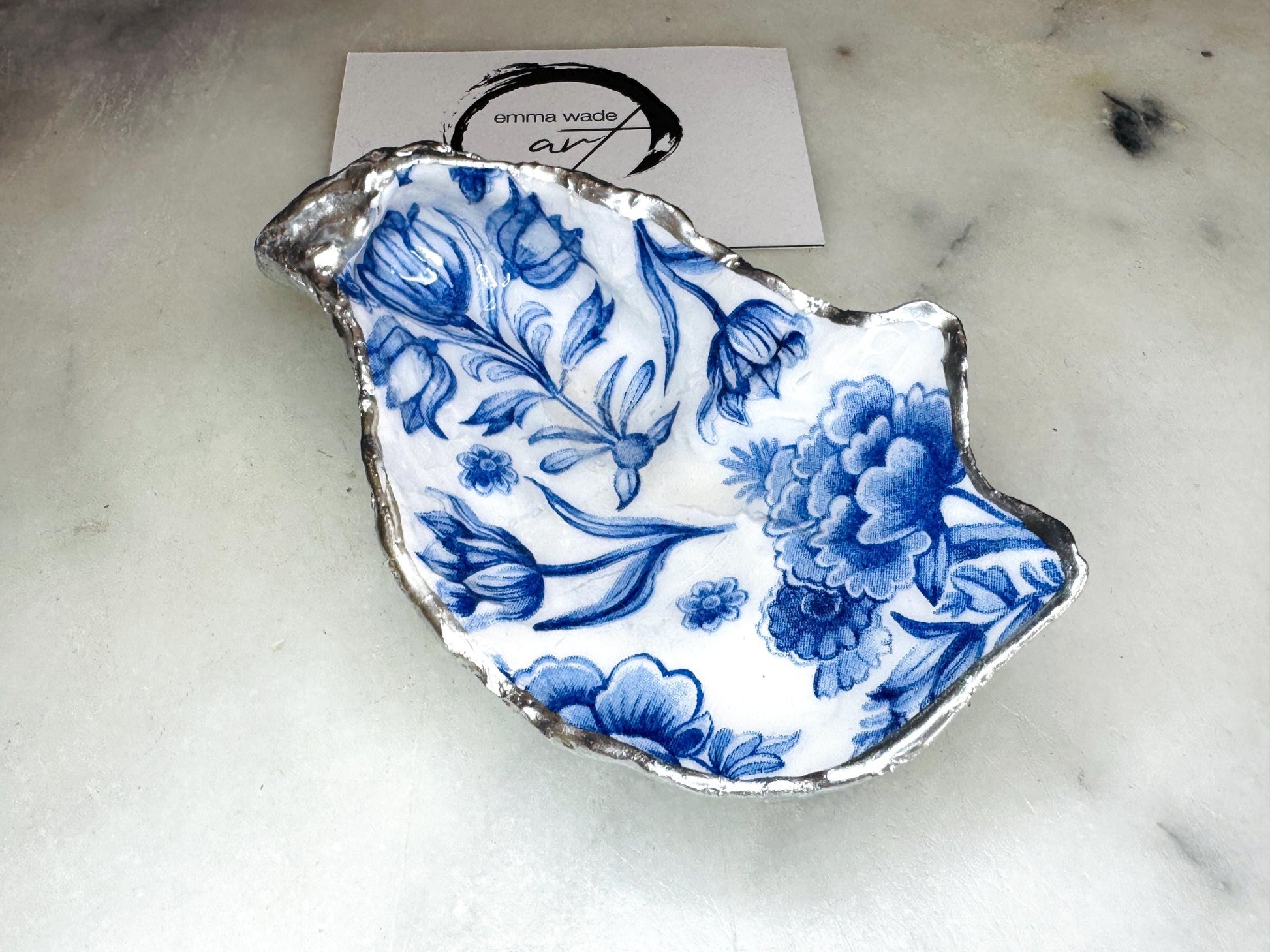 Delft Blue Floral silver or Gold Shell Gift, Trinket Oyster Shell dish gold finish, gold leaf trinket tray, shell oyster dish, Blue White shell bowl, decorative oyster shells, floral Blue key bowl, blue and gold shell dish, blue ring dish, golden trinket dish, bride shell dish, shell jewellery bowl, decoupaged earrings dish, shell art trinket, floral shell gift, silver leaf shell trinket holder, , shell jewellery dish, Emma Wade art, Proposal Ring Tray, handmade sustainable packaging