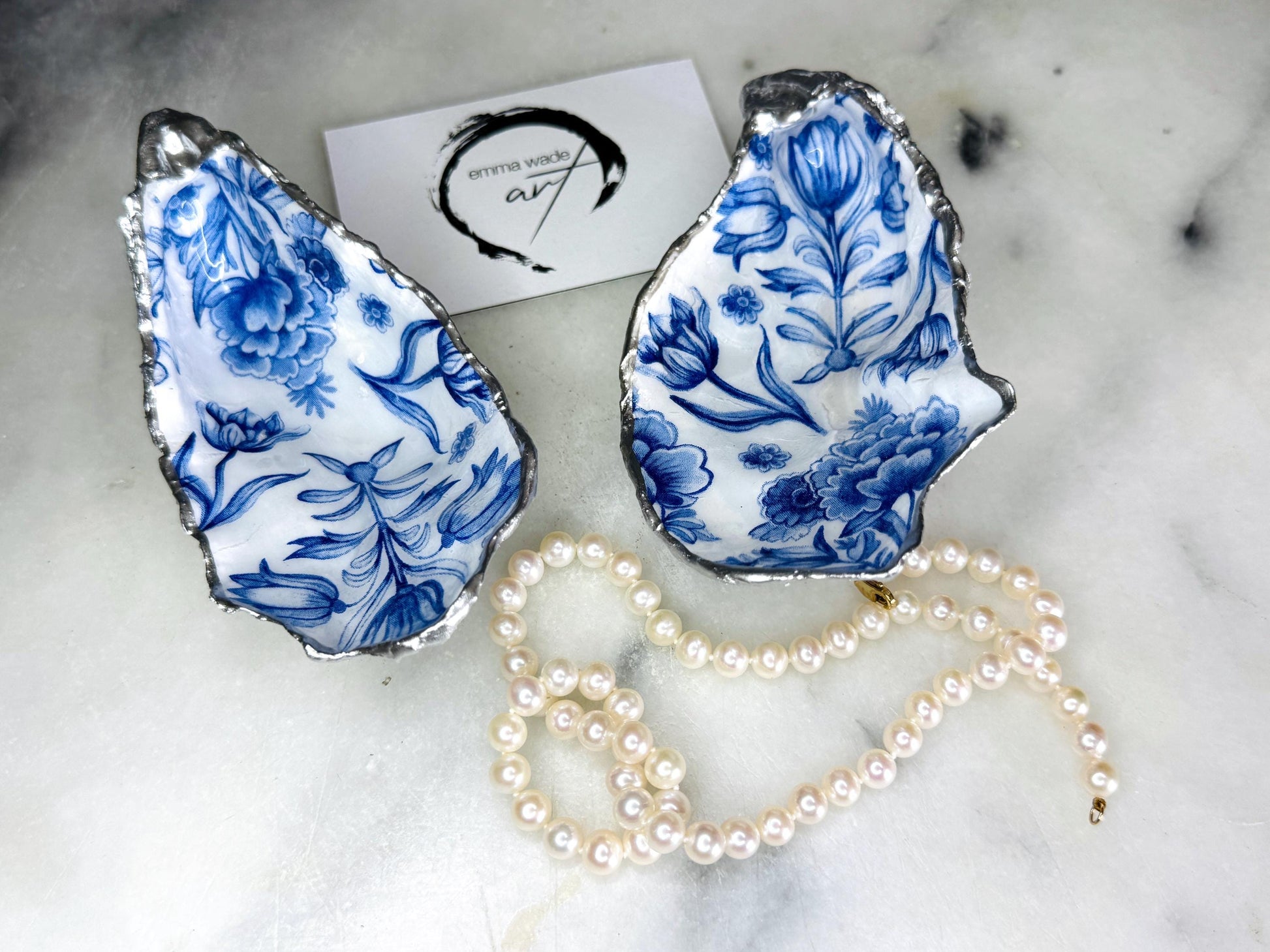Delft Blue Floral silver or Gold Shell Gift, Trinket Oyster Shell dish gold finish, gold leaf trinket tray, shell oyster dish, Blue White shell bowl, decorative oyster shells, floral Blue key bowl, blue and gold shell dish, blue ring dish, golden trinket dish, bride shell dish, shell jewellery bowl, decoupaged earrings dish, shell art trinket, floral shell gift, silver leaf shell trinket holder, , shell jewellery dish, Emma Wade art, Proposal Ring Tray, handmade sustainable packaging