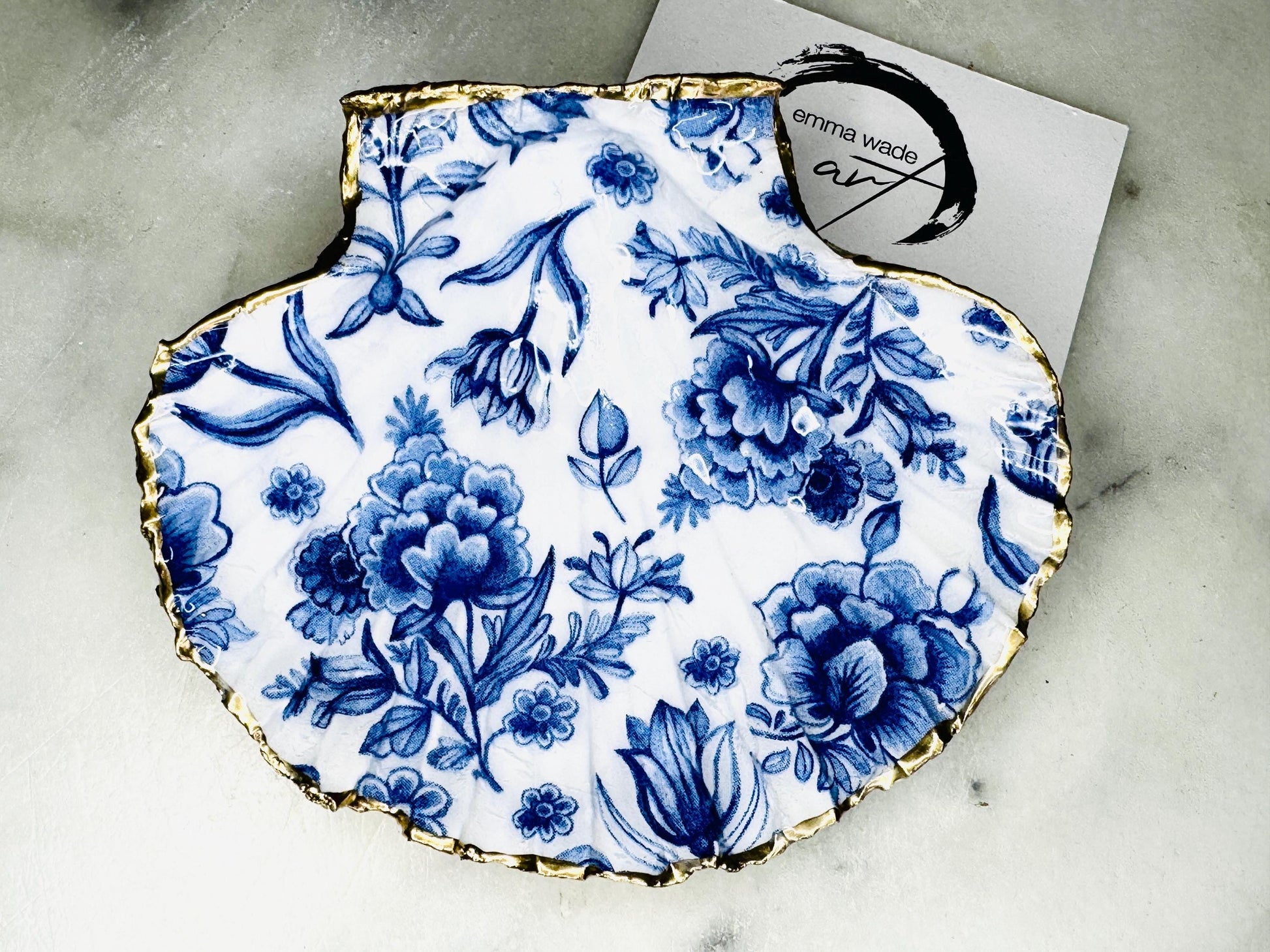 Blue Floral Delft Shell Gift, Trinket scallop Shell dish gold finish, gold leaf trinket tray, shell scallop dish, Blue Nature lover shell bowl, decorative scallop shells, Blue White key bowl, blue and gold shell dish, Blue ring dish, golden trinket dish, bride shell dish, shell jewellery bowl, decoupaged earrings dish, shell art trinket, Blue shell gift, Gold shell trinket holder, painted shell with gold, shell jewellery dish, Emma Wade art, Proposal Ring Tray, Blue Painted Key Bowl,