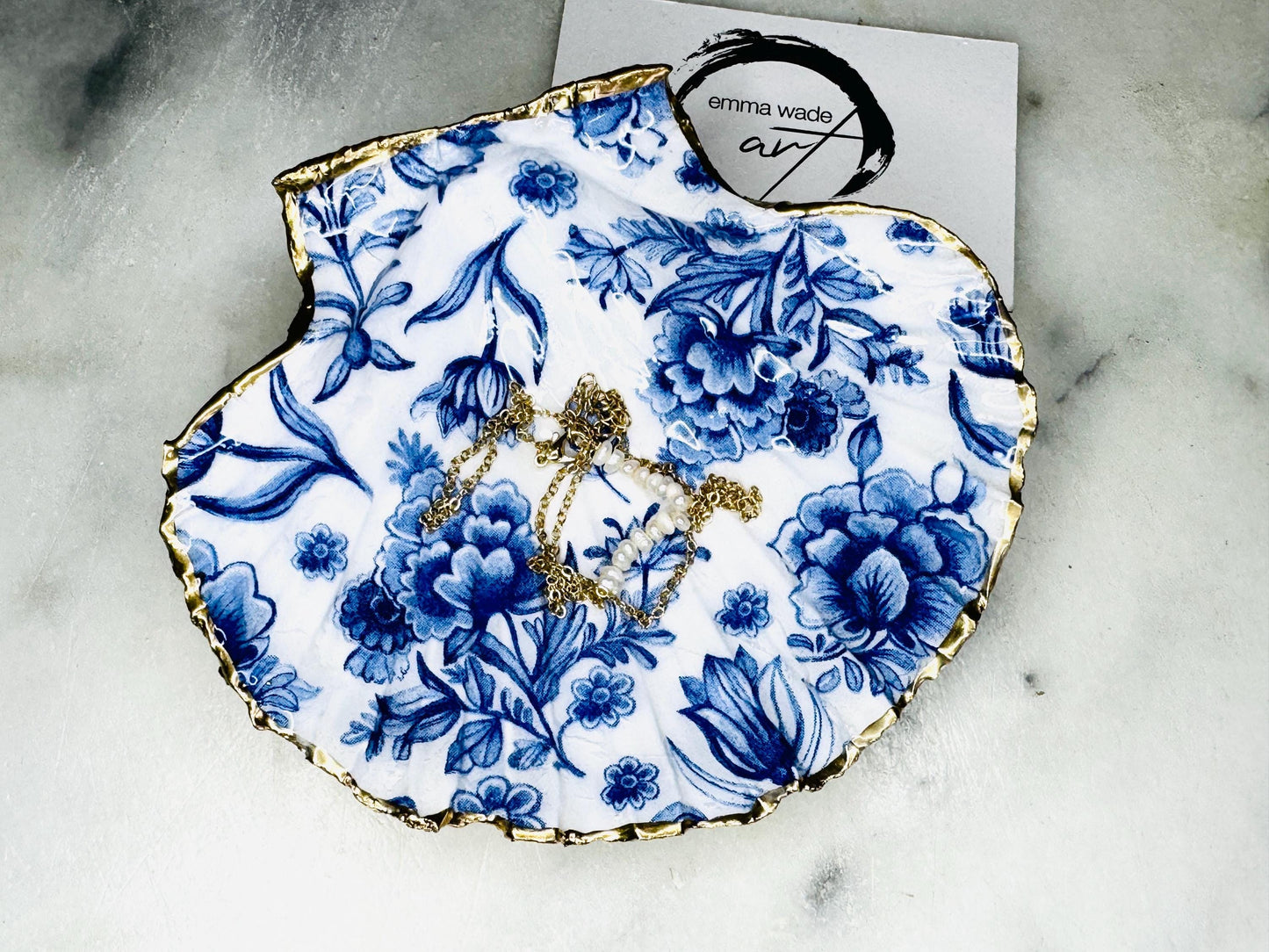 Blue Floral Delft Shell Gift, Trinket scallop Shell dish gold finish, gold leaf trinket tray, shell scallop dish, Blue Nature lover shell bowl, decorative scallop shells, Blue White key bowl, blue and gold shell dish, Blue ring dish, golden trinket dish, bride shell dish, shell jewellery bowl, decoupaged earrings dish, shell art trinket, Blue shell gift, Gold shell trinket holder, painted shell with gold, shell jewellery dish, Emma Wade art, Proposal Ring Tray, Blue Painted Key Bowl,