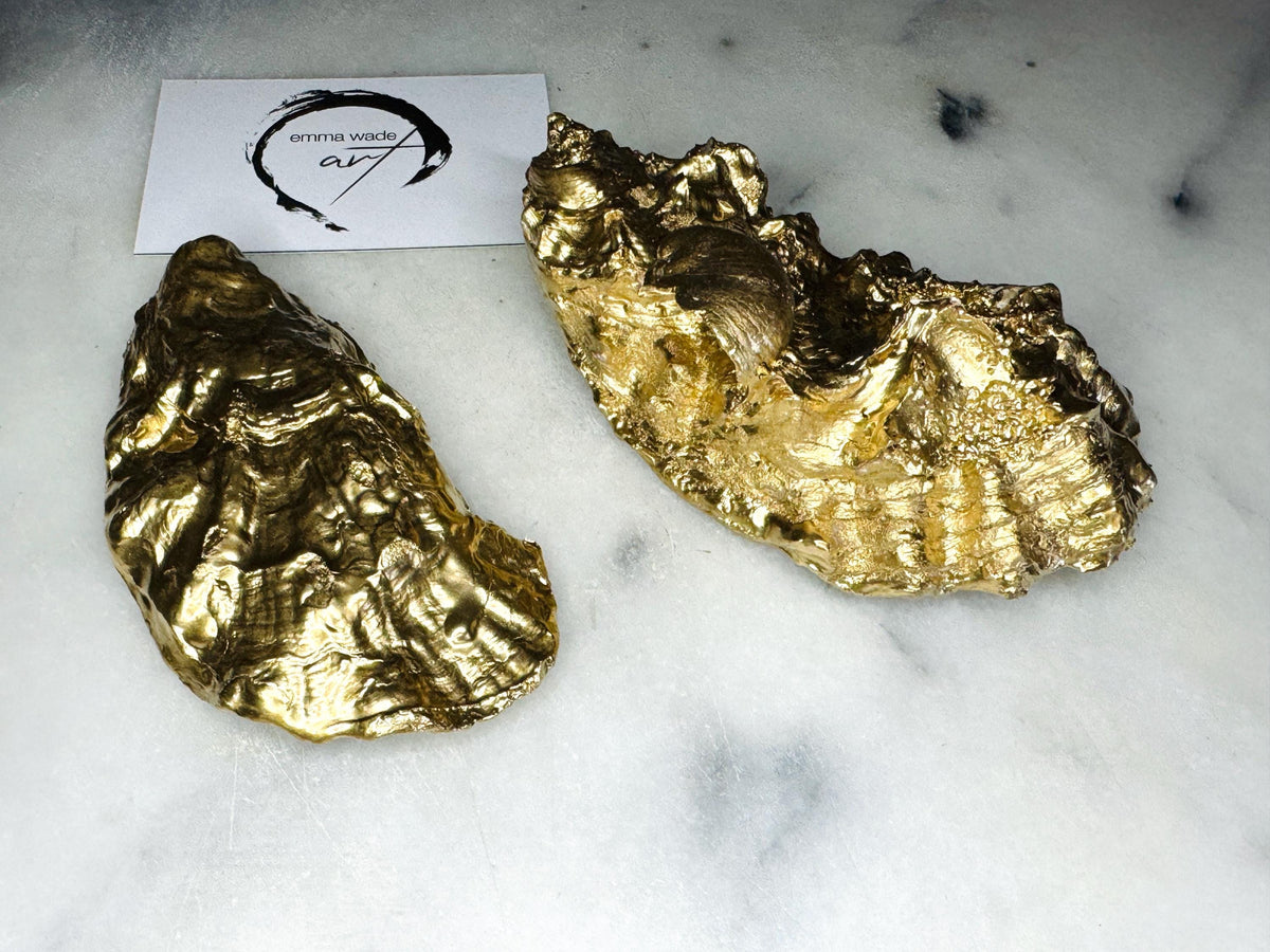 Pair of green blue dragonfly Gold Gilded Oyster salt Dishes, Seashell salt dish, oyster salt tray, salt and pepper shell box, shell cruet set, sea shell salt, dragonfly oyster shell salt, seashell salt holder, oyster shell sugar dish, cow salt pot, gold gilded cruet set, oyster pinch bowl, salt crystal bowl, oyster salt cellar, oyster salt and pepper holders, salt and pepper dish set, Host Gift, Dining Decor, white And blue Contemporary pinch pots, dragonfly Shell Gift, Coastal Host Gift