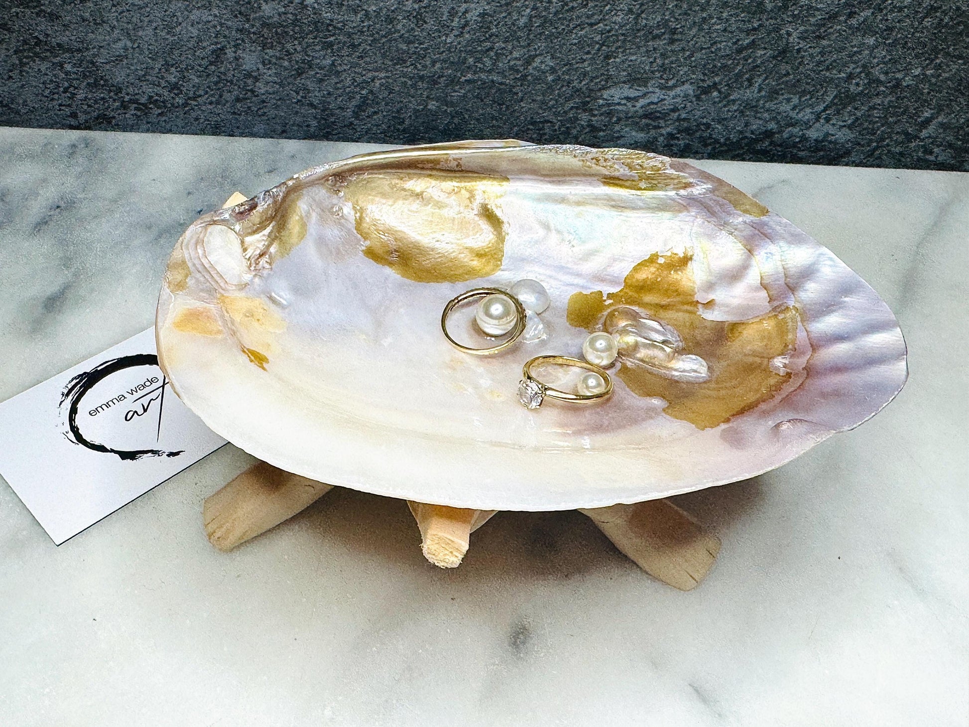 Large freshwater oyster shell trinket dish with Swarovski pearl detail, handmade coastal shell decor with glossy resin finish and optional driftwood stand, natural pearlescent oyster shell jewellery holder, luxury seaside home accessory, artisan ring dish and unique coastal gift for her UK