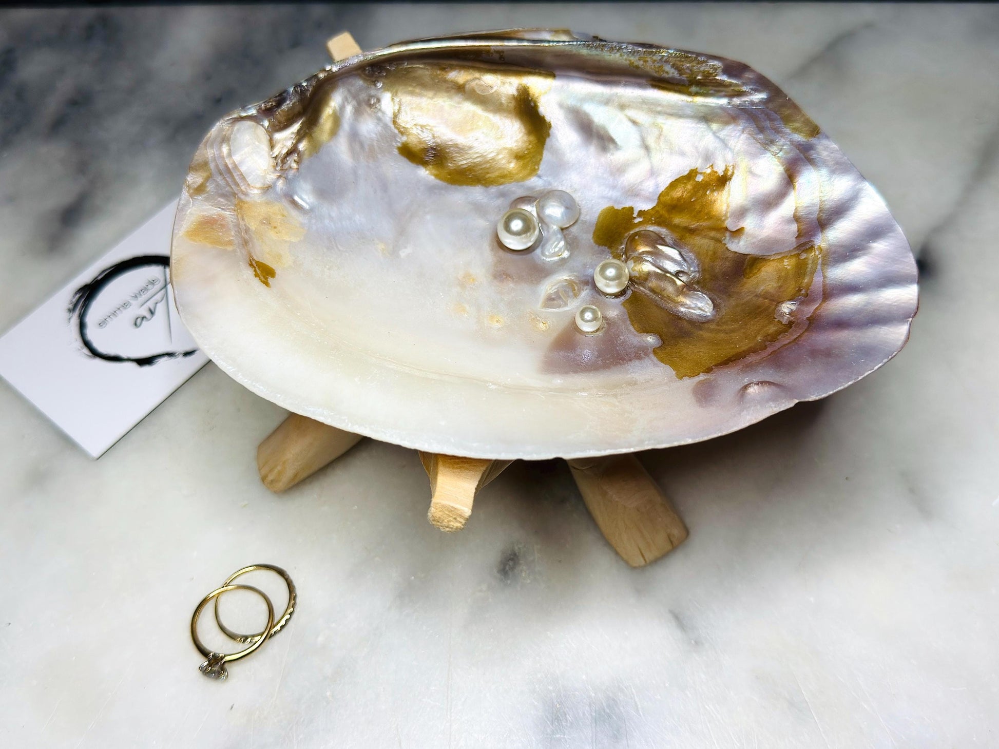 Large freshwater oyster shell trinket dish with Swarovski pearl detail, handmade coastal shell decor with glossy resin finish and optional driftwood stand, natural pearlescent oyster shell jewellery holder, luxury seaside home accessory, artisan ring dish and unique coastal gift for her UK