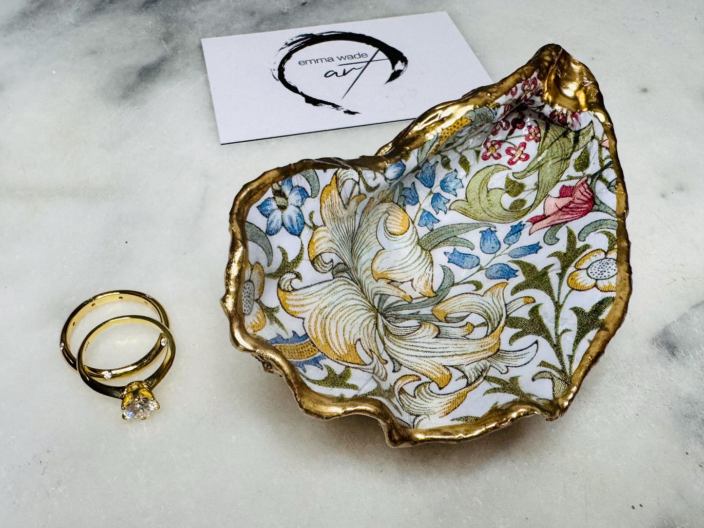 William Morris Golden Lily scallop shell dish handcrafted from sustainably sourced Dorset shells. Hand finished with real liquid gold leaf and sealed with crystal-clear hard resin. Luxury jewellery dish, ring holder, trinket tray, tea light holder, and coastal home décor gift inspired by classic English design.