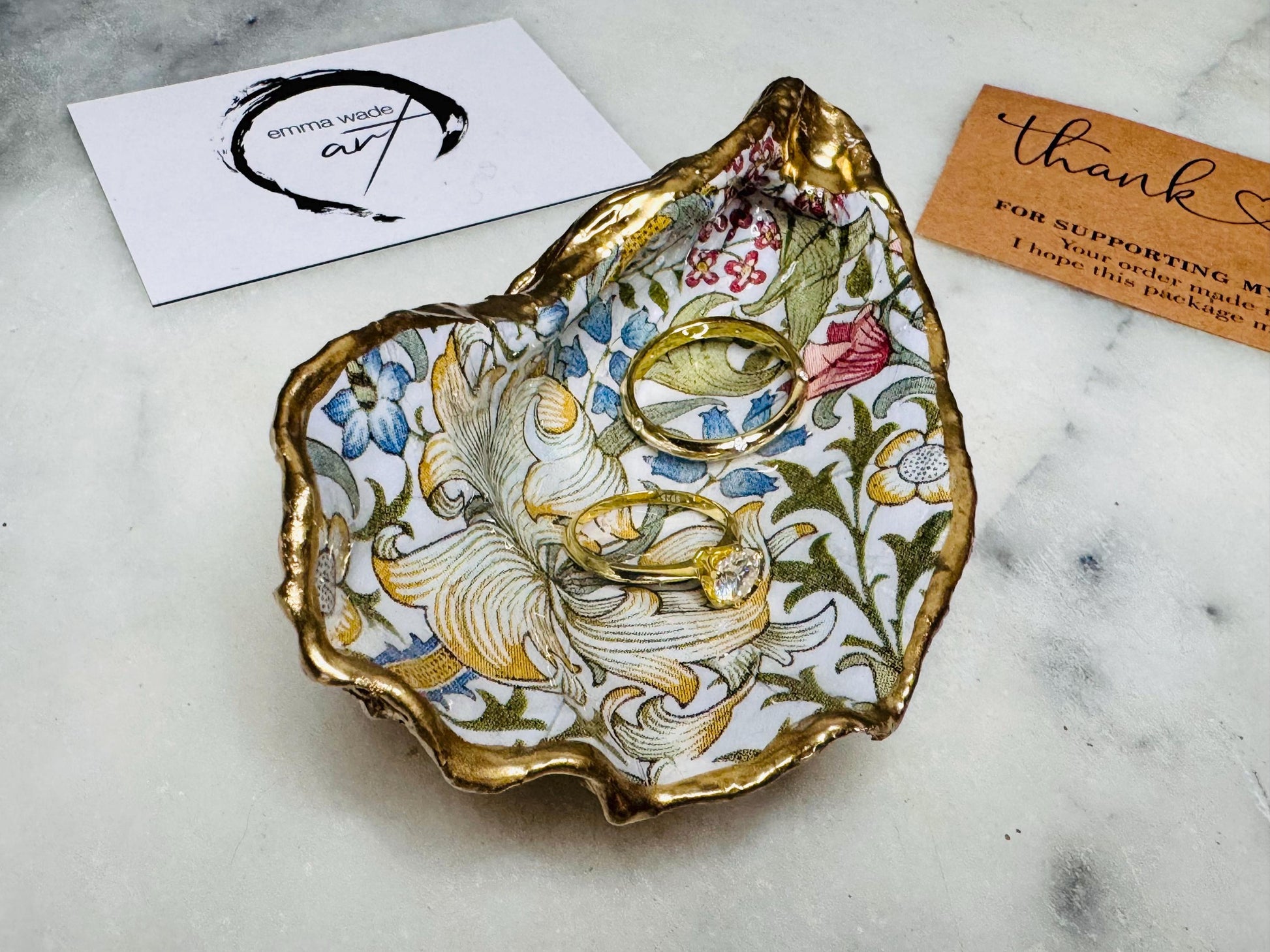 William Morris Golden Lily scallop shell dish handcrafted from sustainably sourced Dorset shells. Hand finished with real liquid gold leaf and sealed with crystal-clear hard resin. Luxury jewellery dish, ring holder, trinket tray, tea light holder, and coastal home décor gift inspired by classic English design.