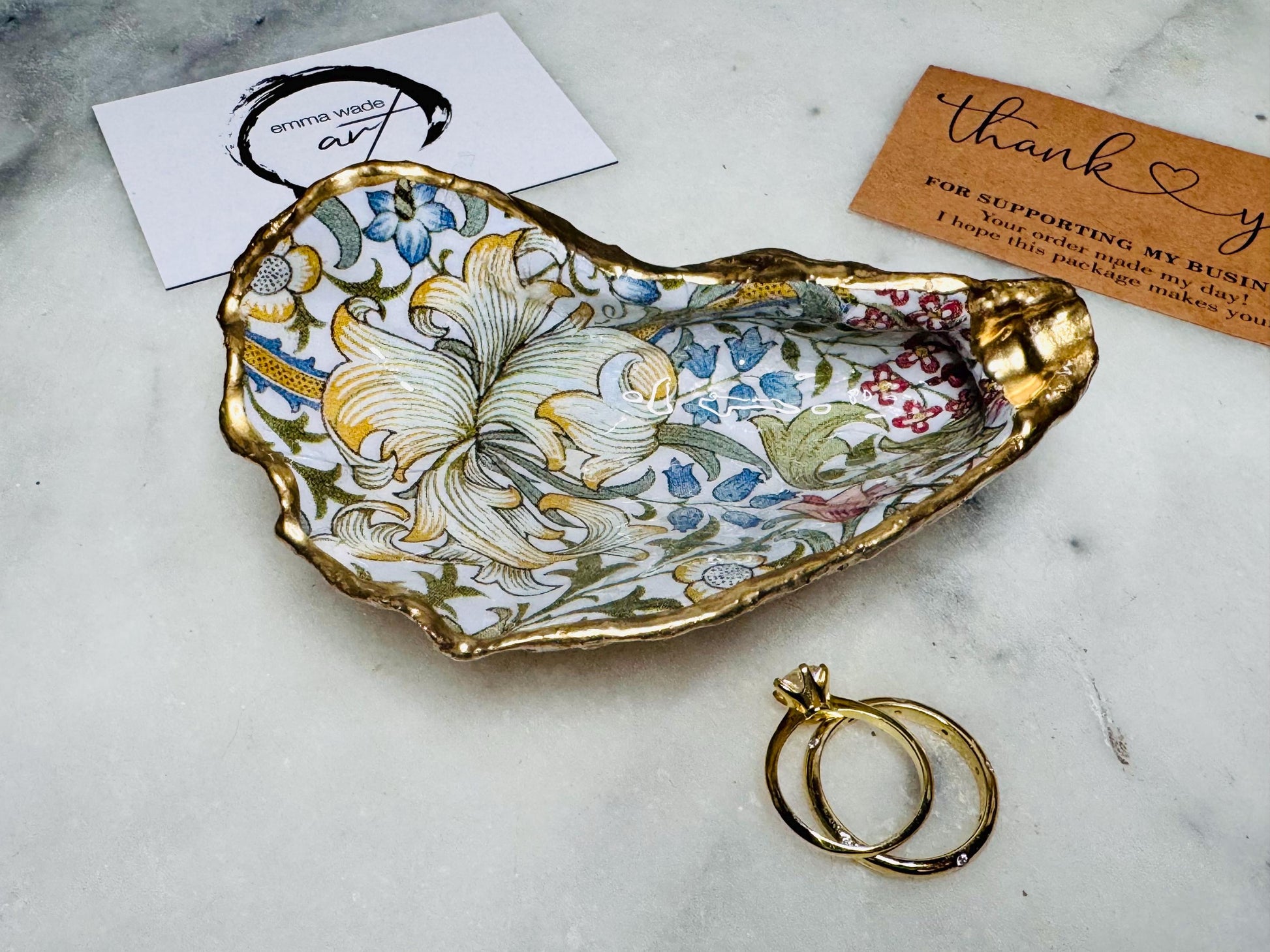 William Morris Golden Lily scallop shell dish handcrafted from sustainably sourced Dorset shells. Hand finished with real liquid gold leaf and sealed with crystal-clear hard resin. Luxury jewellery dish, ring holder, trinket tray, tea light holder, and coastal home décor gift inspired by classic English design.