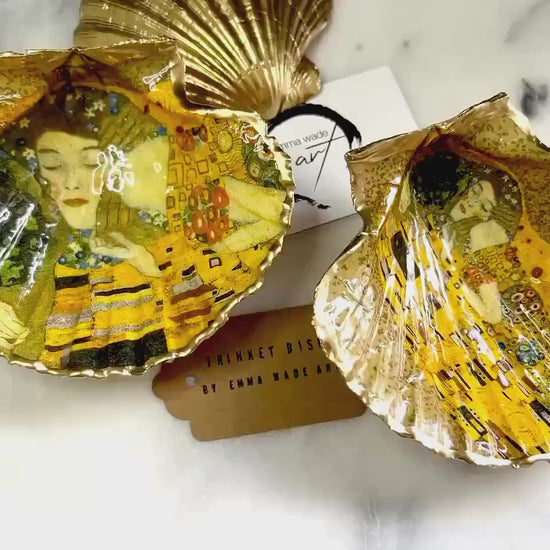 Gustav Klimt “The Kiss” Scallop Shell Trinket Dish | Gold Leaf Jewellery Dish | Handmade Coastal Decor | Two Design Options