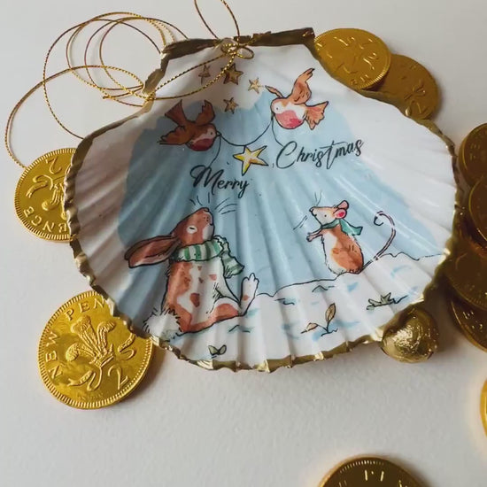 Christmas Rabbit Shell Hanging Shell Ornament: Handcrafted Scallop Traditional Bauble, Gilded with gold leaf