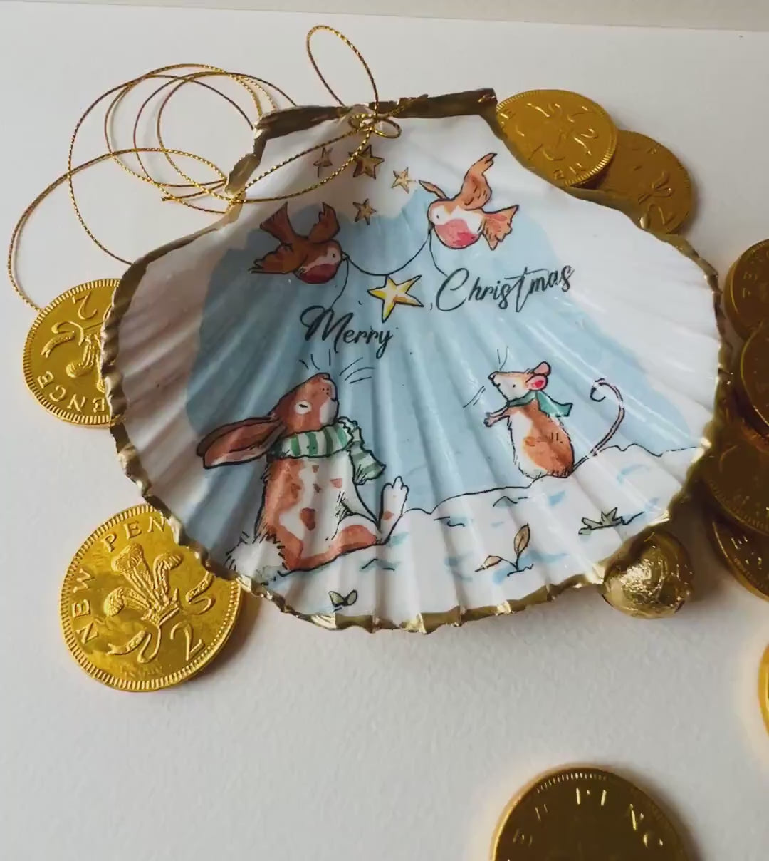 Christmas Rabbit Shell Hanging Shell Ornament: Handcrafted Scallop Traditional Bauble, Gilded with gold leaf